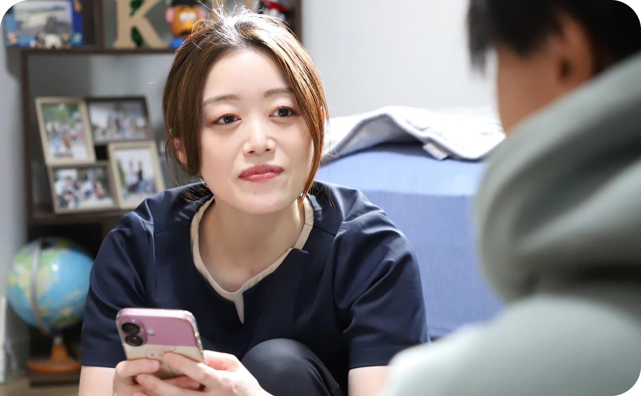 利用者様の話に耳を傾ける看護師