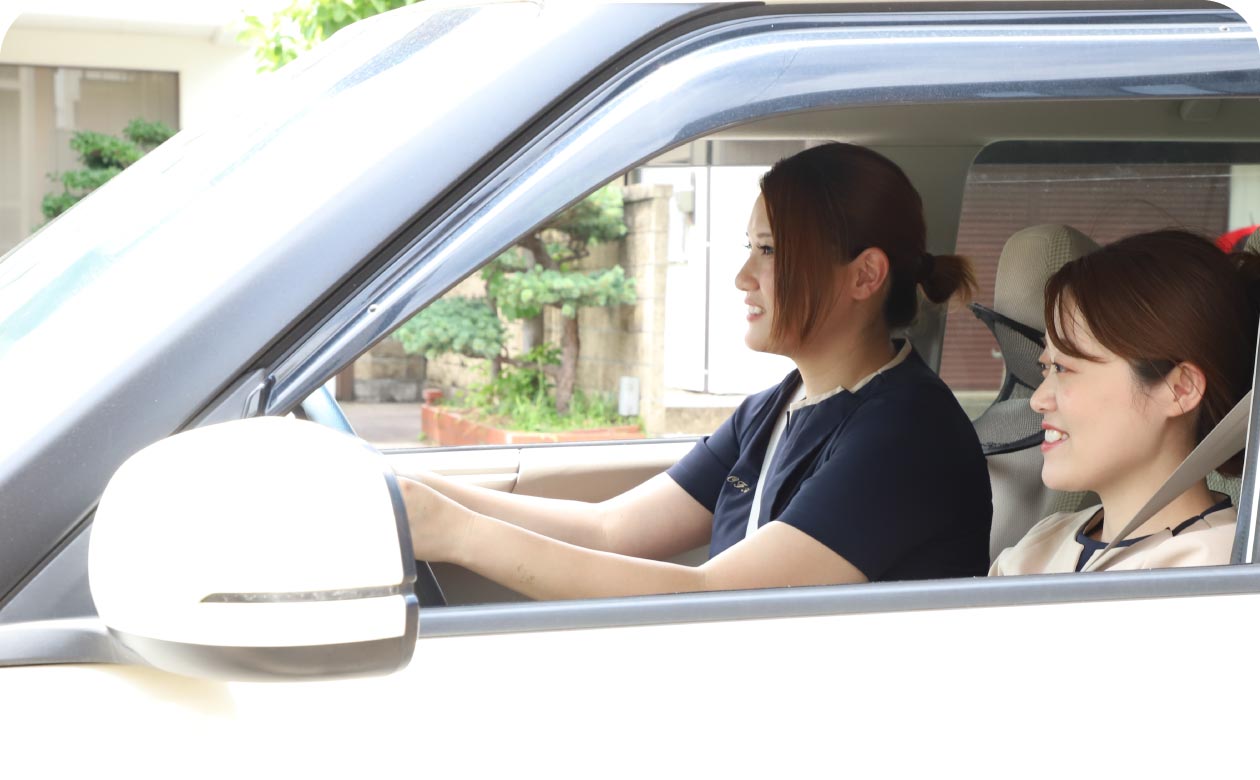 車で訪問先へ向かうスタッフ