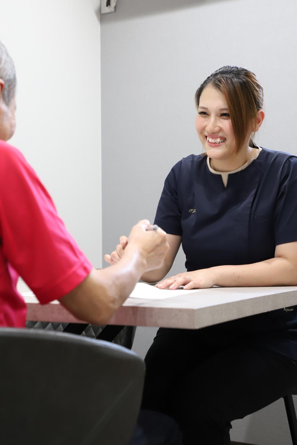 利用者様と笑顔で会話する看護師