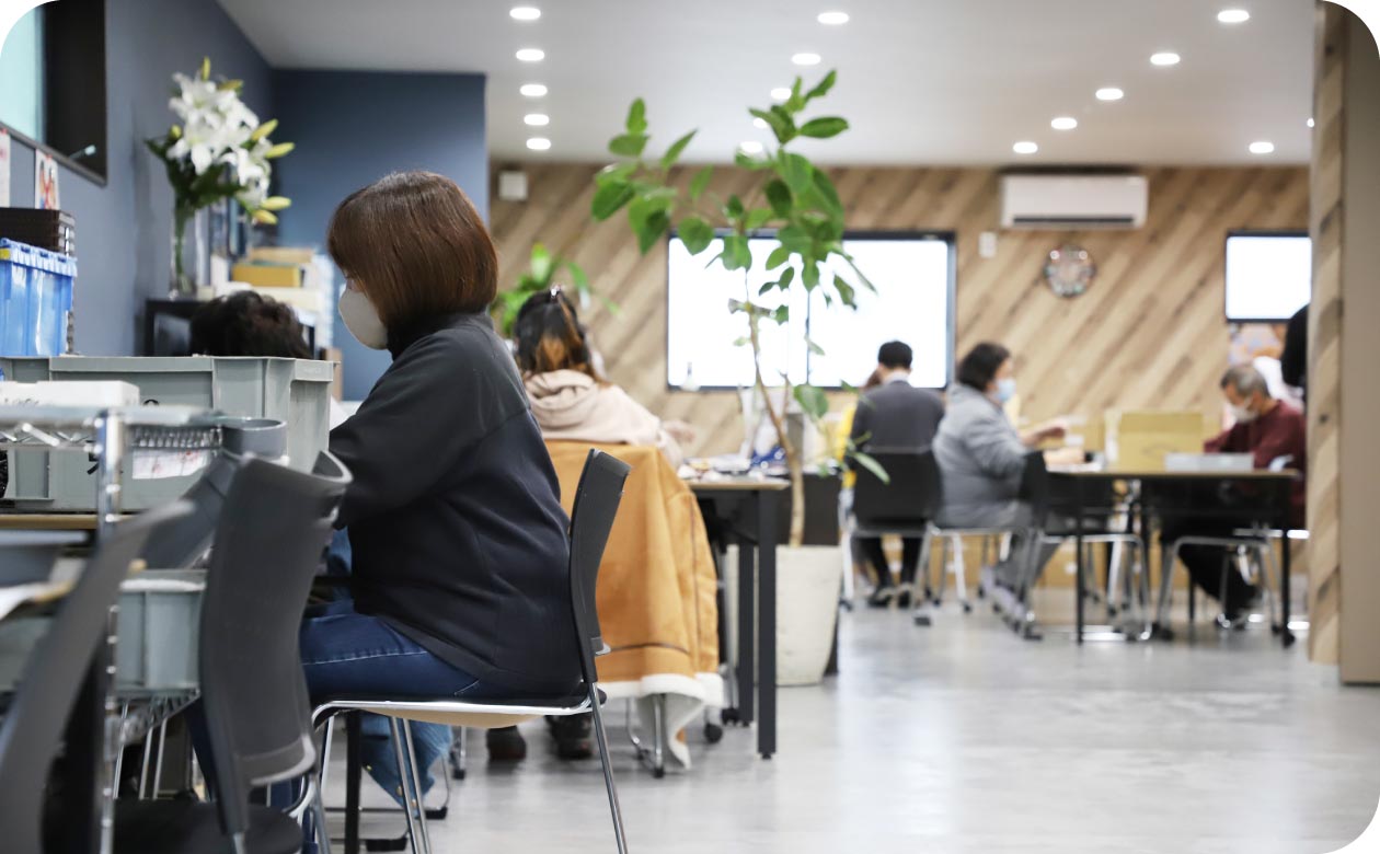 明るく清潔な事業所の作業スペース
